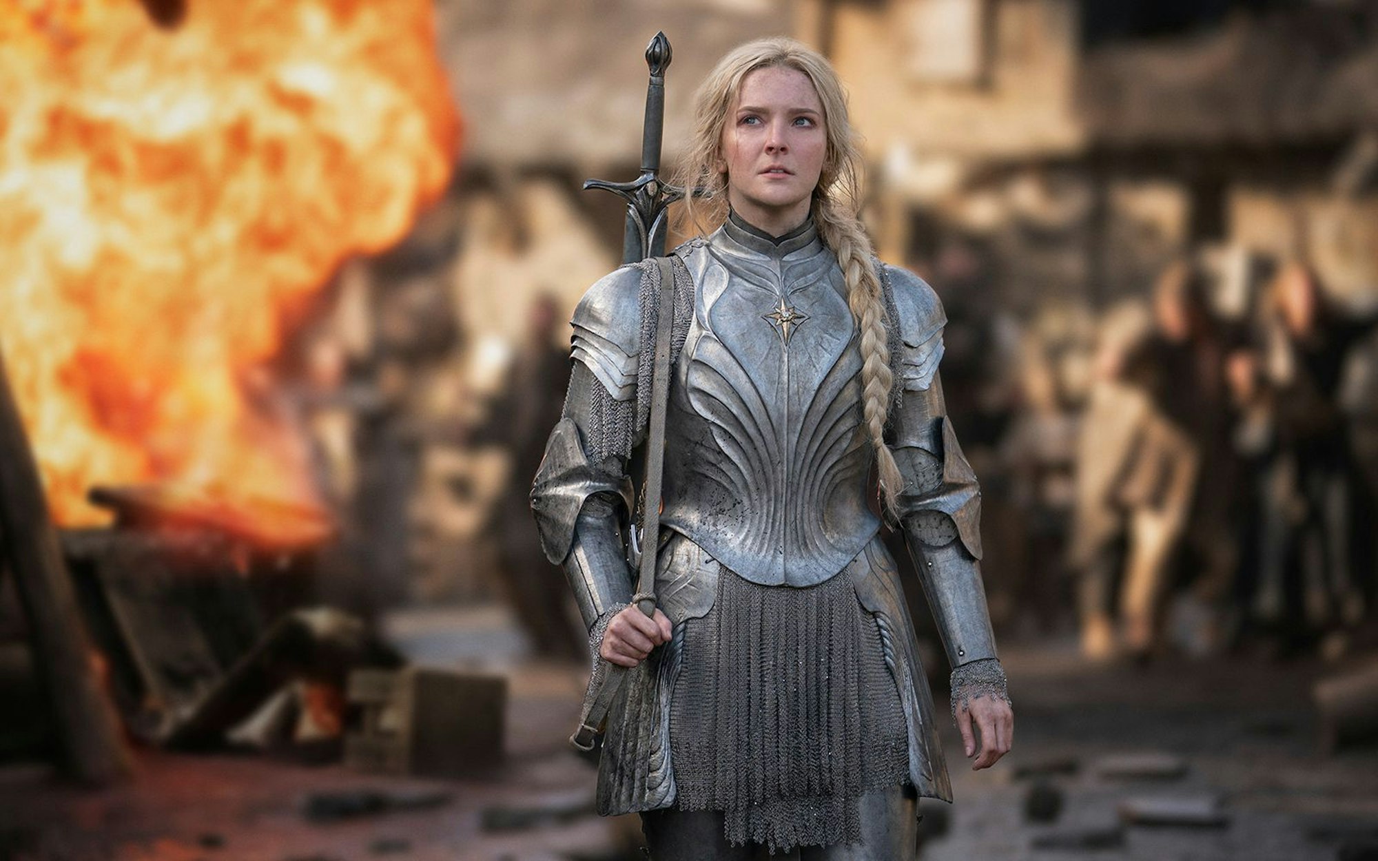 Wie geht es in „Der Herr der Ringe: Die Ringe der Macht“ weiter? Ersten Informationen zufolge wird es Elbin Galadriel (Morfydd Clark) einmal mehr mit dem Dunklen Herrscher Sauron zu tun bekommen. (Bild: Amazon Studios / Matt Grace)