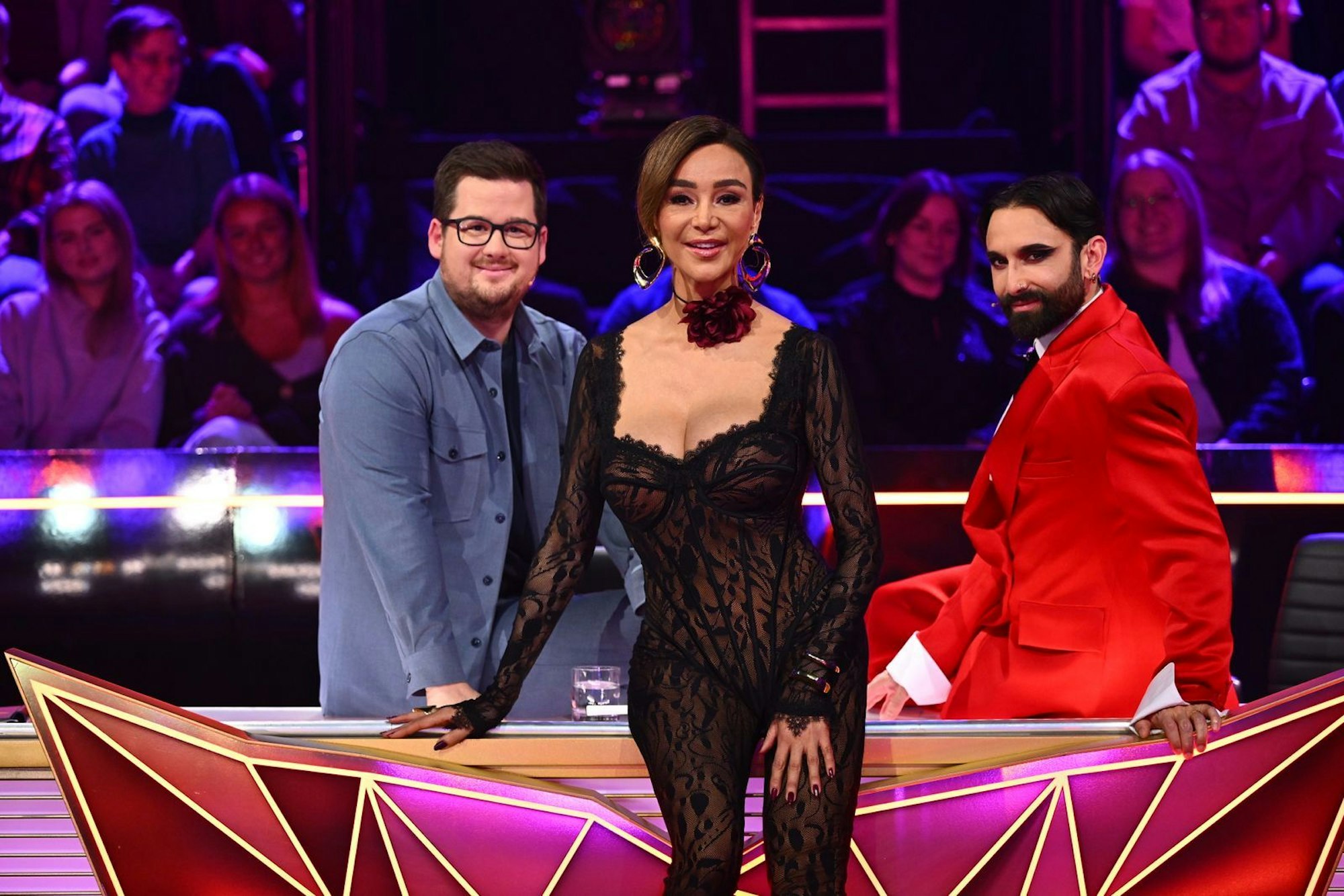 Die Ratecrew mit Chris Tall, Verona Pooth und Gast Tom Neuwirth. Veronas Netz-Outfit wurde im Internet negativ kommentiert (“Billige Cher-Kopie“). (Bild: Joyn/Willi Weber)