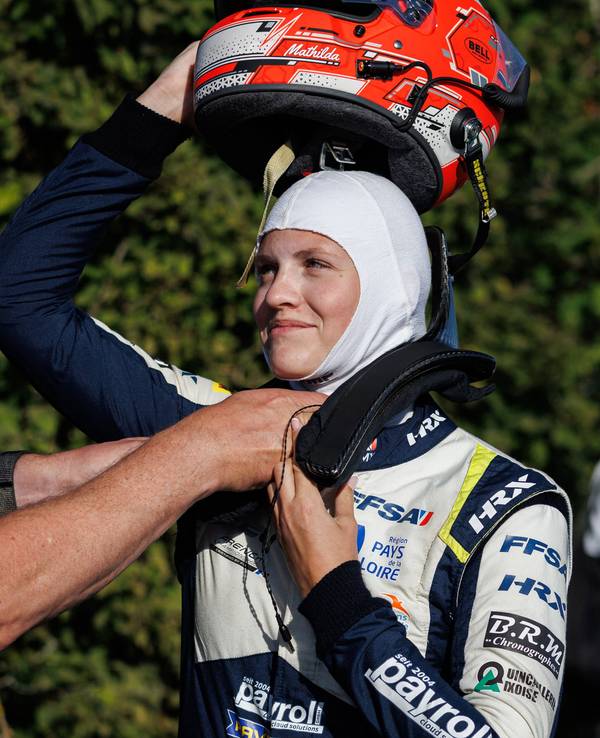 Rennfahrerin Mathilda Paatz nimmt ihren Helm ab.