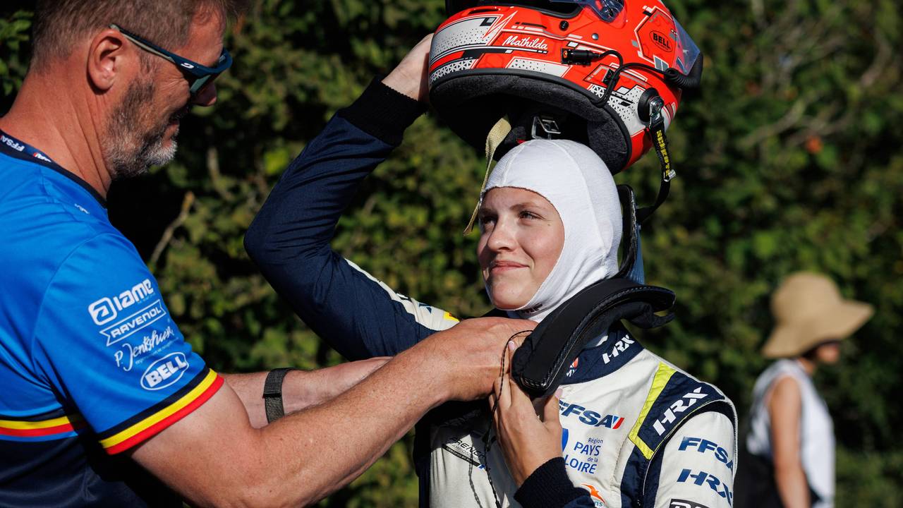 Rennfahrerin Mathilda Paatz nimmt ihren Helm ab.
