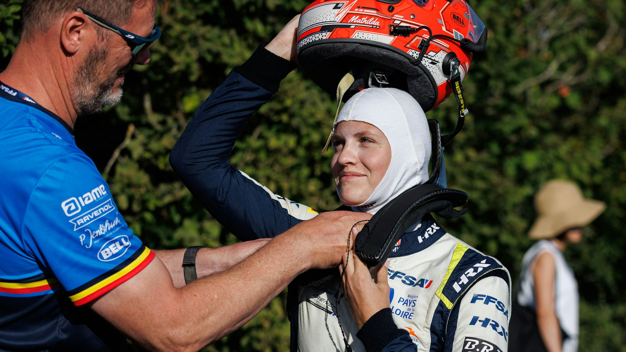 Rennfahrerin Mathilda Paatz nimmt ihren Helm ab.