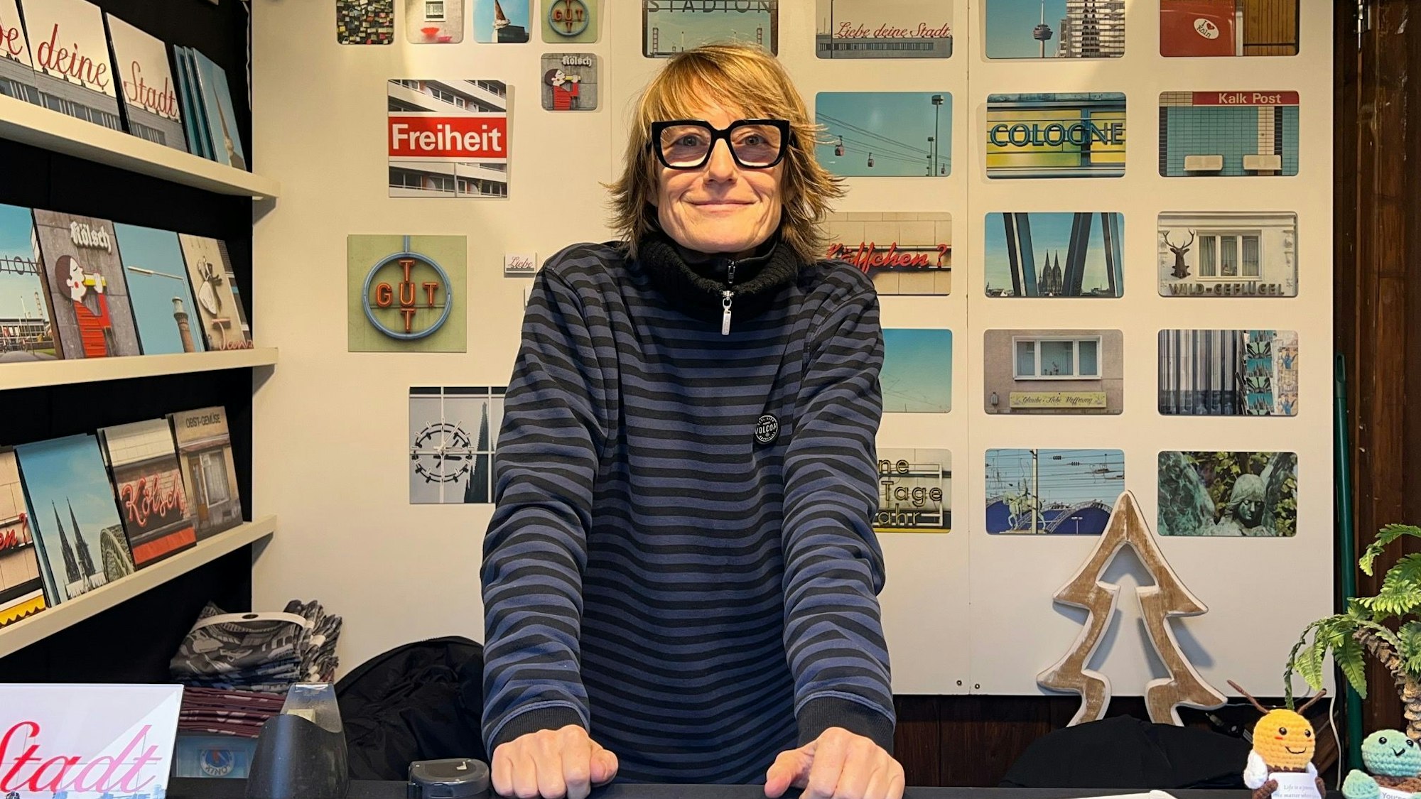Händlerin Heike Frielingsdorf an ihrem Stand mit Köln-Fotografien.