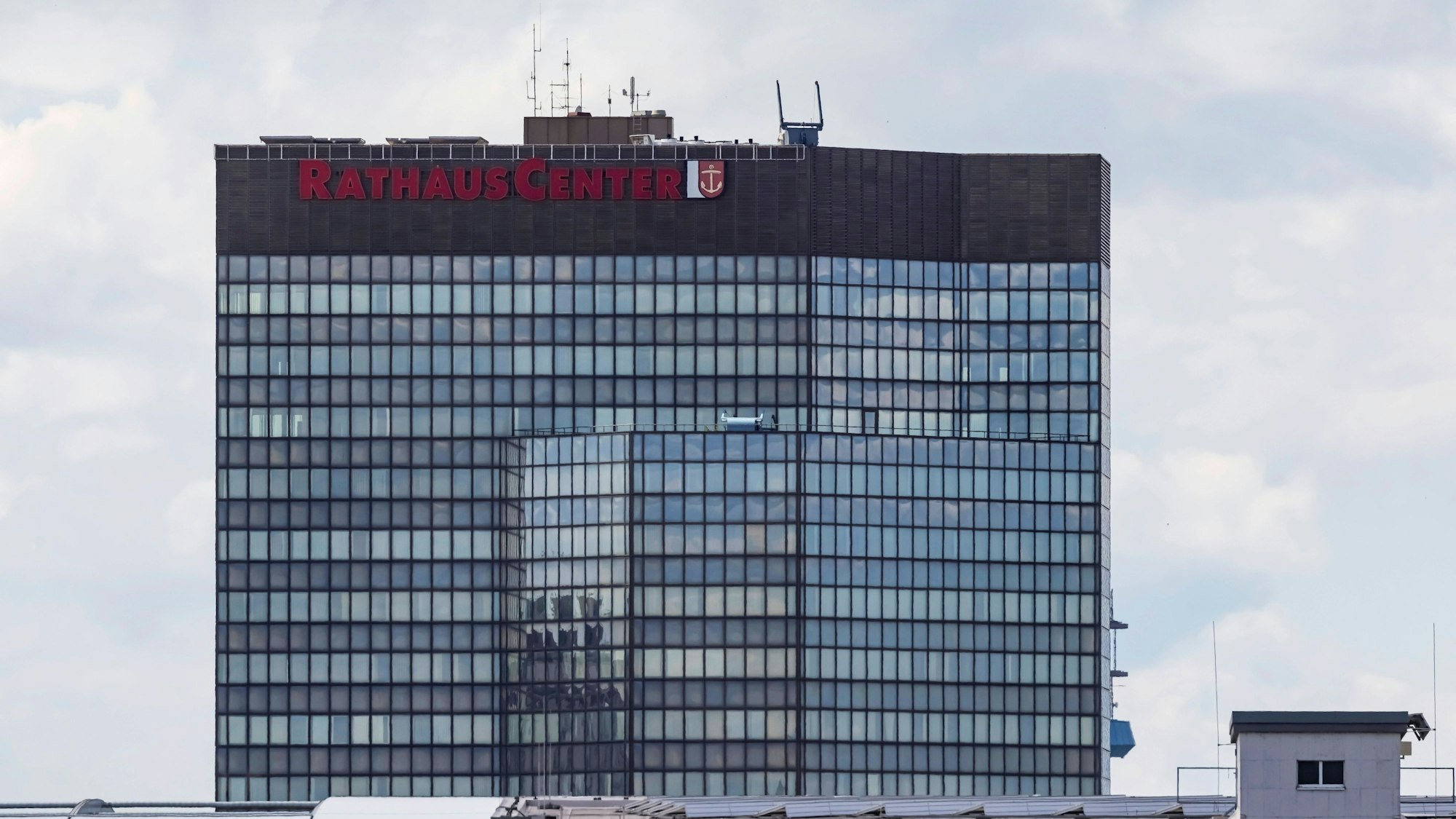 Das Rathaus-Center Ludwigshafen, ein Hochhaus mit Glasfassade unter bedecktem Himmel