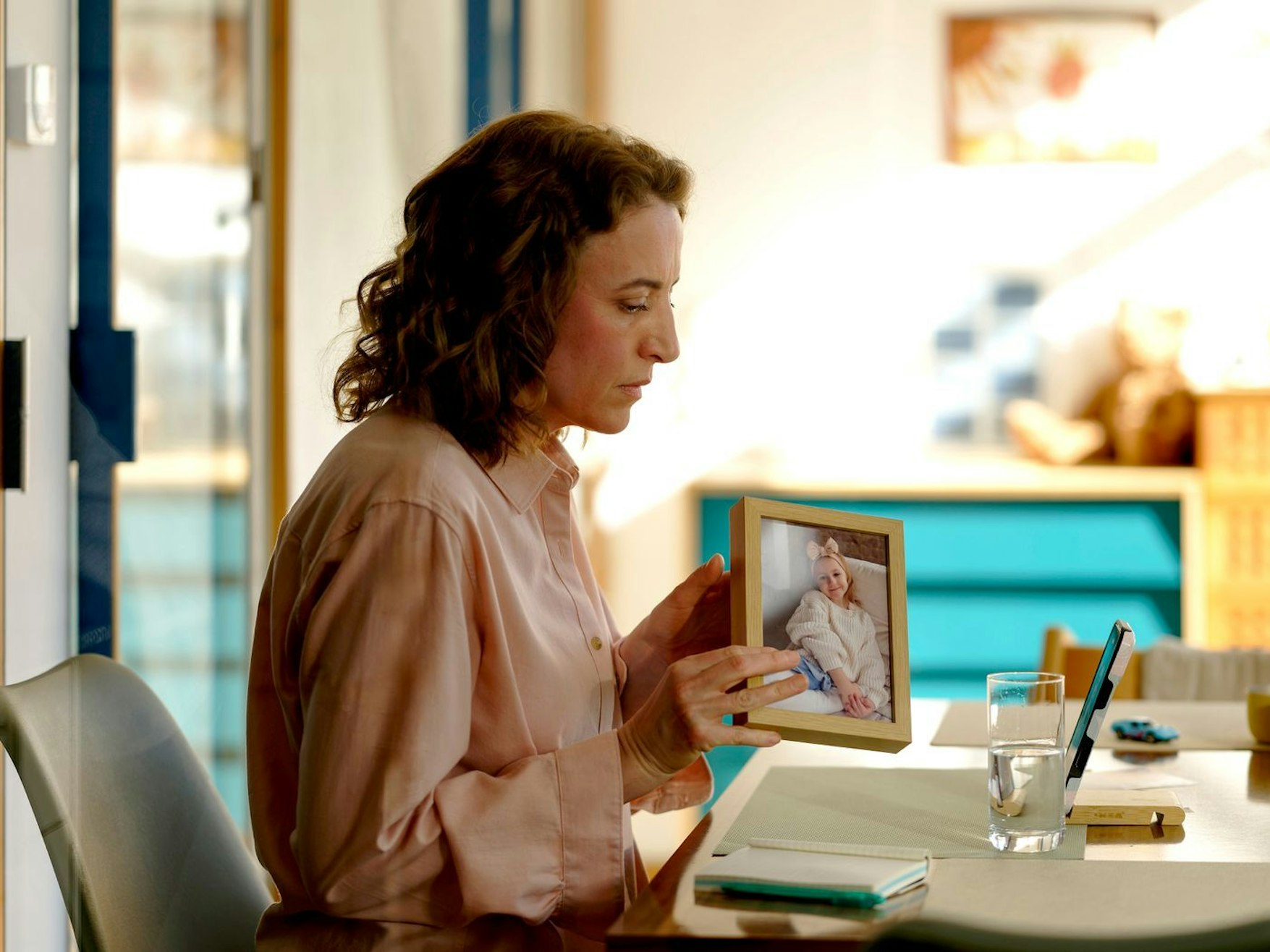 Anna Reiter (Maren Eggert) vermisst seit sechs Jahren ihre Viktoria. Annas labiler Ex-Partner verschwand damals mit der gemeinsamen Tochter. (Bild: HR/Sommerhaus/Tatiana Vdovenko)