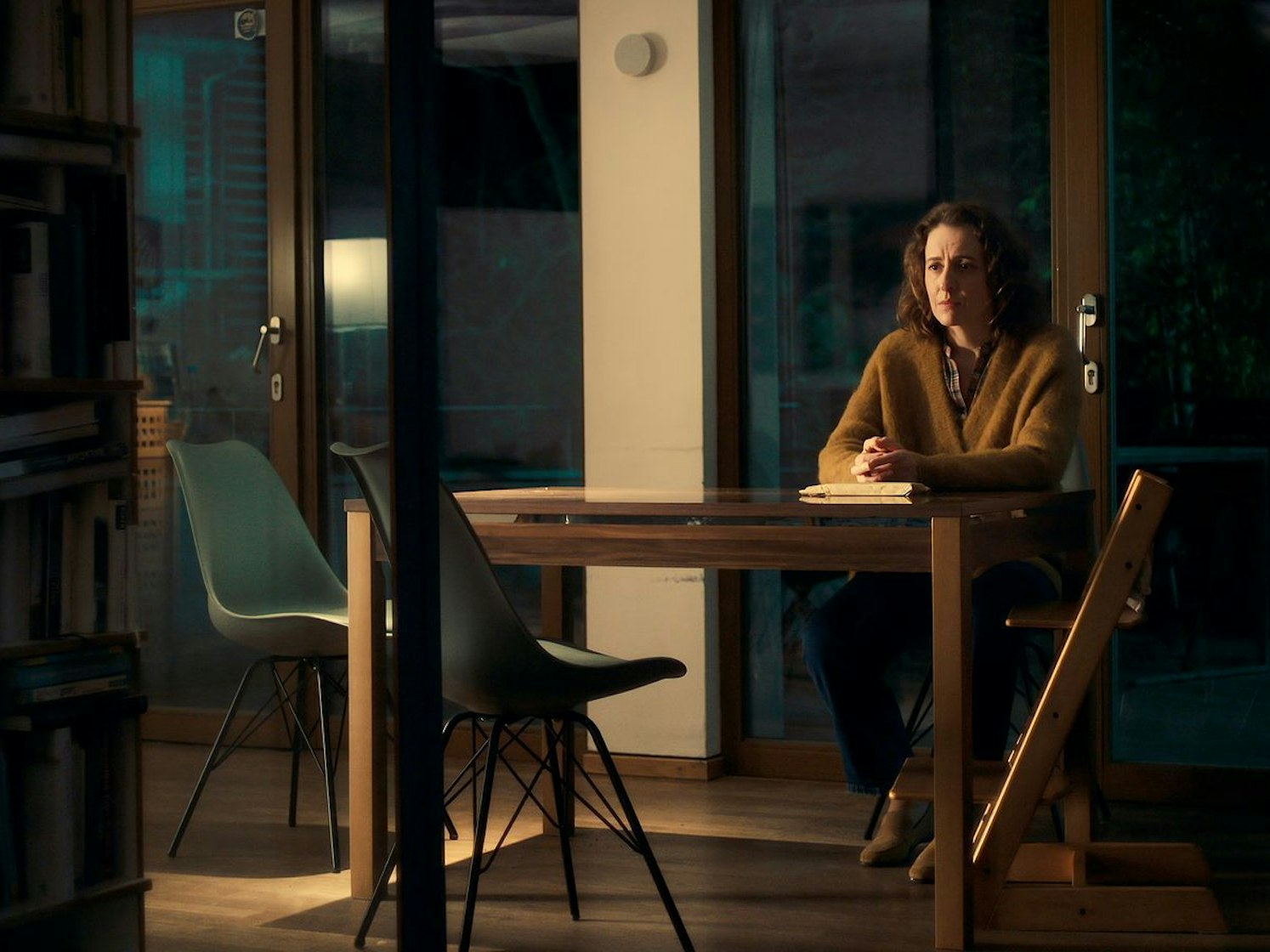 Anna Reiter (Maren Eggert) droht daran zu zerbrechen, dass das Schicksal ihrer kleinen Tochter ungeklärt ist. In ihrer neuen Familie lebt sie wie ein Geist. (Bild: HR/Sommerhaus/Tatiana Vdovenko)