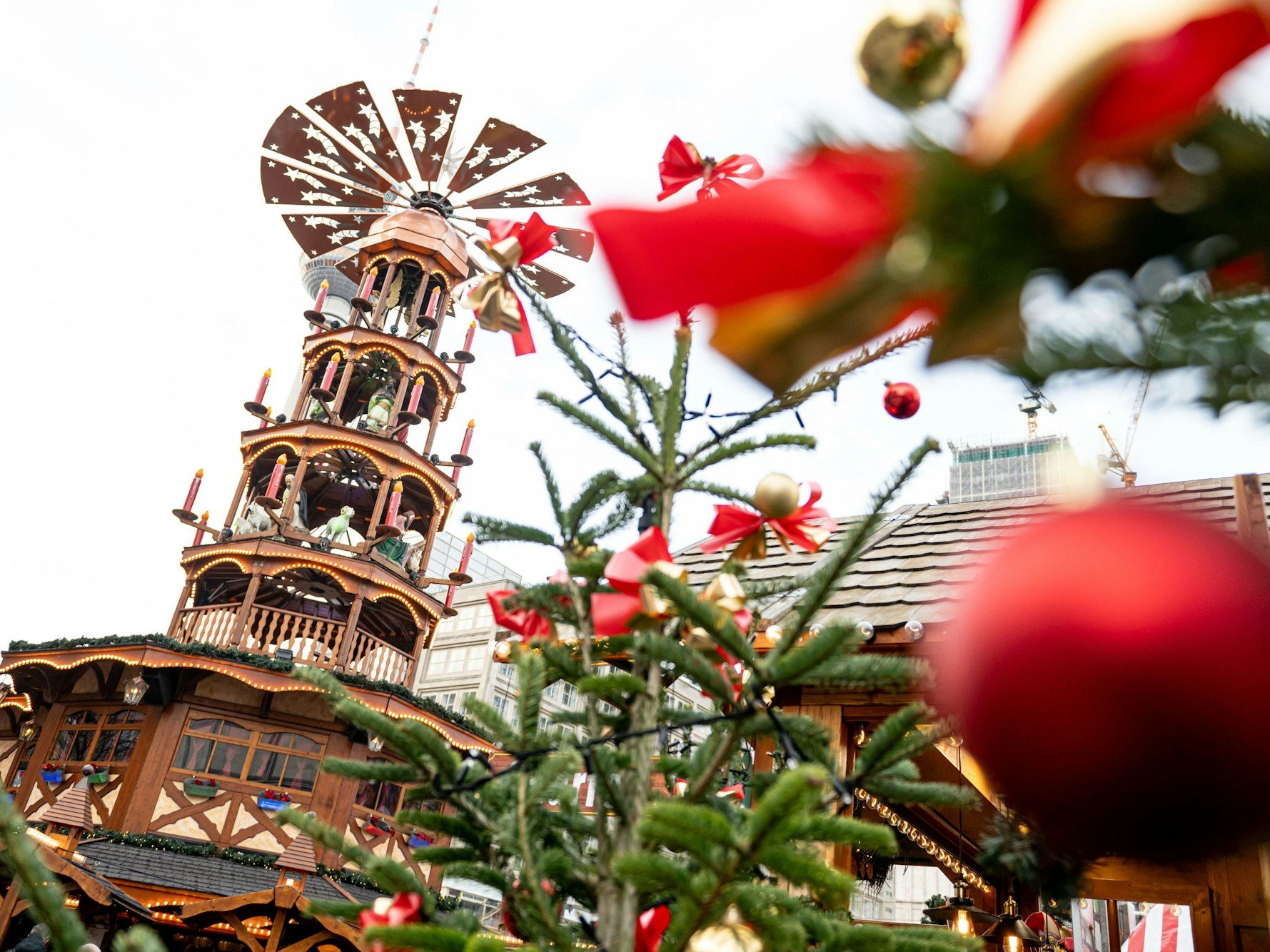 In der bayerischen Gemeinde Schorndorf herrscht Entsetzen nach einem Brandanschlag auf den örtlichen Christkindlmarkt. Das Symbolfoto zeigt einen Weihnachtsmarkt in Berlin.