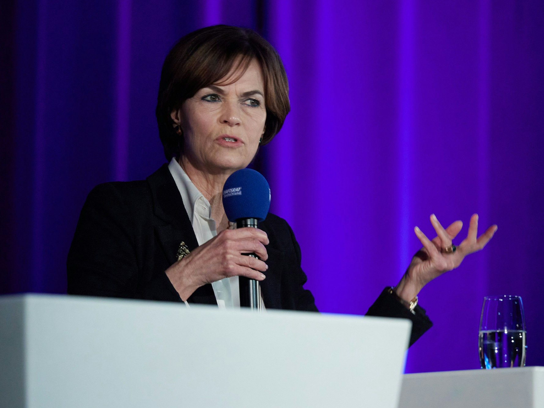 Nicola Leibinger-Kammüller, Vorstandsvorsitzende der Trumpf SE, spricht in ein Mikrofon