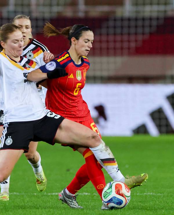 Aitana Bonmati im Zweikampf mit Sjoeke Nüsken.