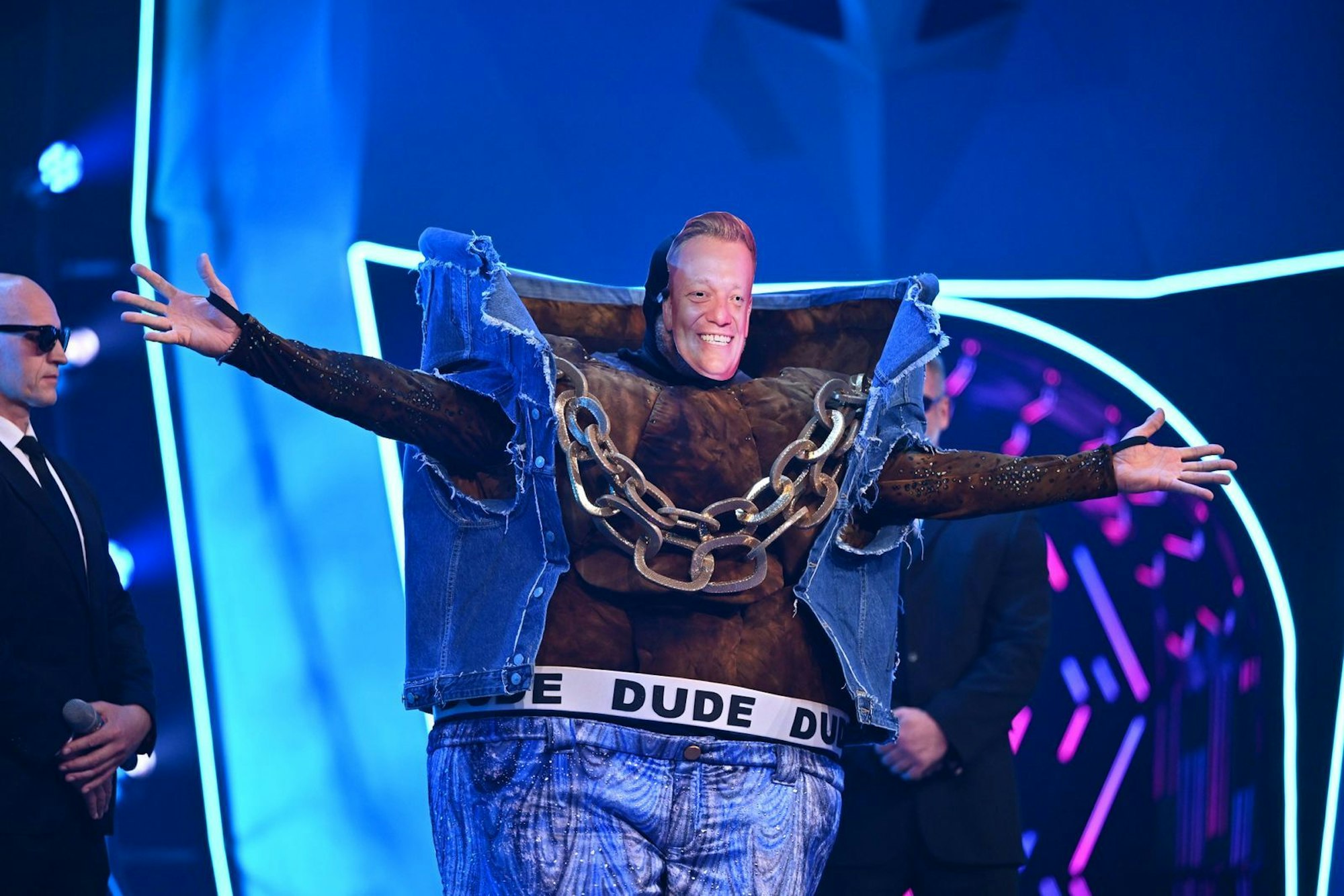 Riesenüberraschung: Als der Dude die Maske lüpfte, kam erst Knossi zum Vorschein - allerdings nur als Pappmaske. (Bild: Joyn/Willi Weber)