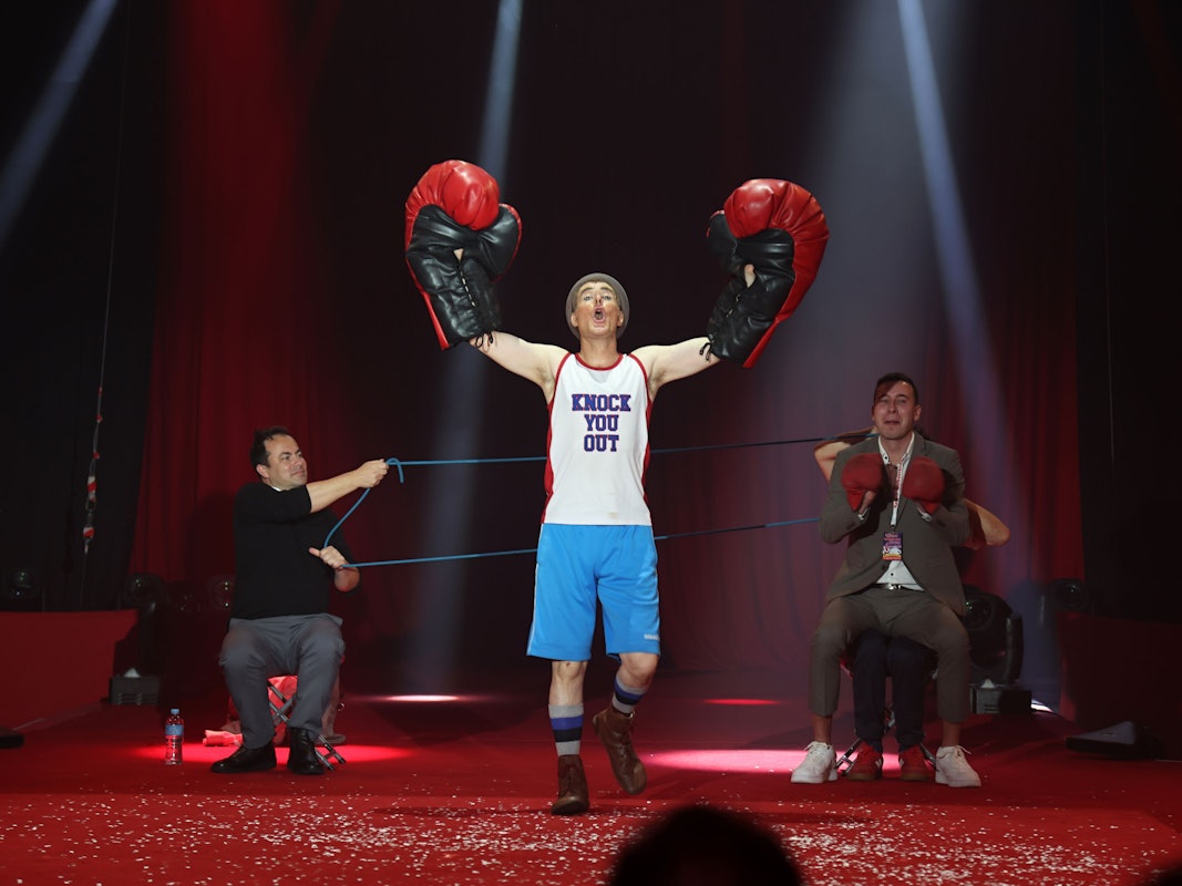 Clown Fraser Hooper mit XXL-Boxhandschuhen.