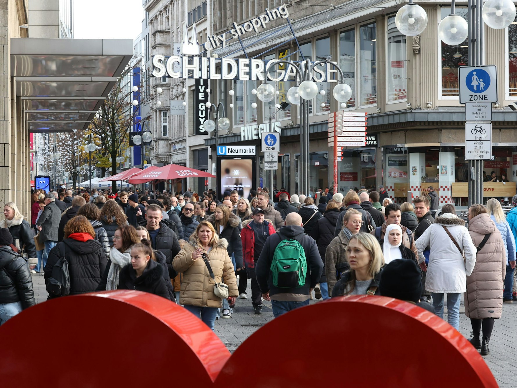 29.11.2025, Köln: 1. Adventssamstag in der City: So voll ist die Stadt. Schildergasse. Foto: Martina Goyert