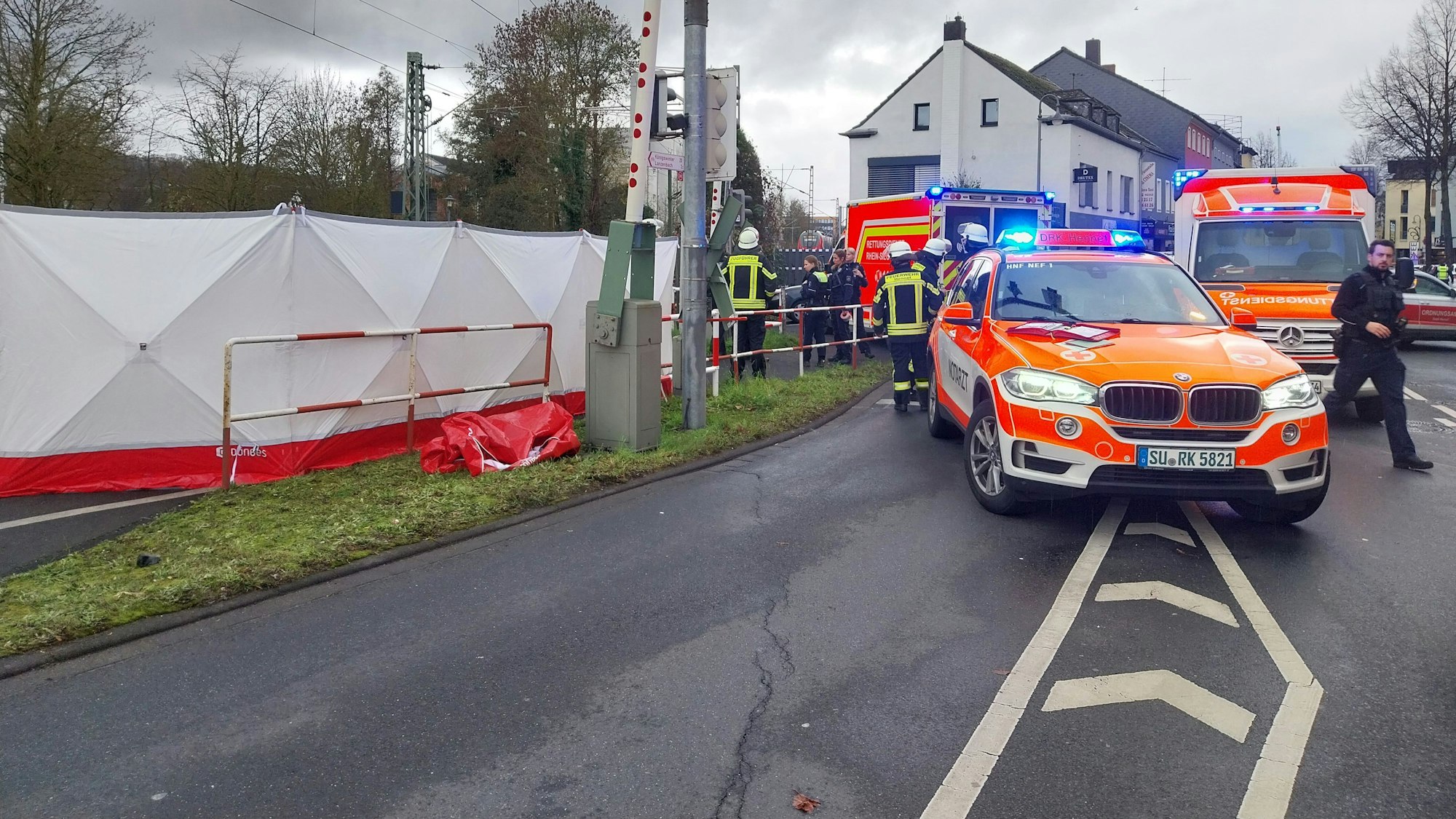 Eine Person ist an einem Bahnübergang in Hennef von einem Zug erfasst und getötet worden. Die Strecke wurde gesperrt.