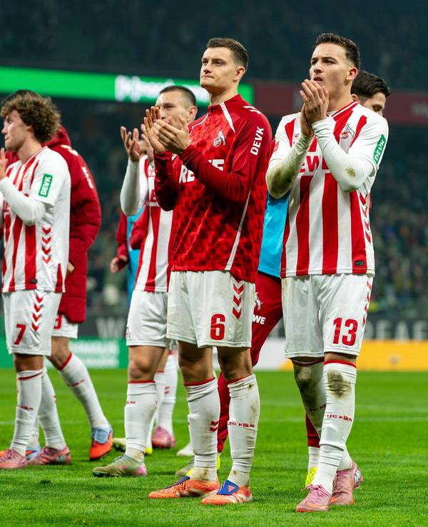 Die Kölner Spieler bedanken sich nach dem 1:1 in Bremen am 29. November 2025 bei den mitgereisten 4500 FC-Fans.