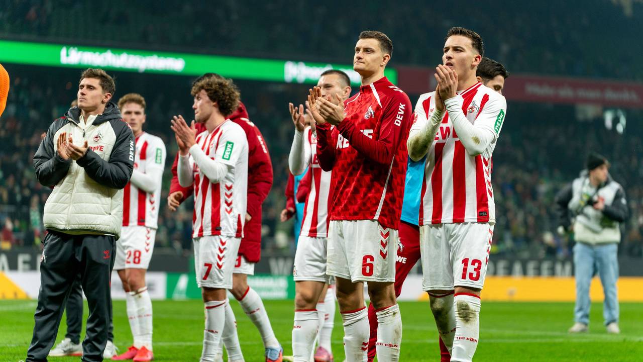 Die Kölner Spieler bedanken sich nach dem 1:1 in Bremen am 29. November 2025 bei den mitgereisten 4500 FC-Fans.