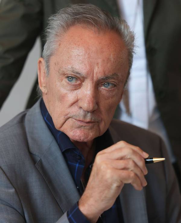 Der Schauspieler Udo Kier spricht bei einem Empfang der Stadt Köln.