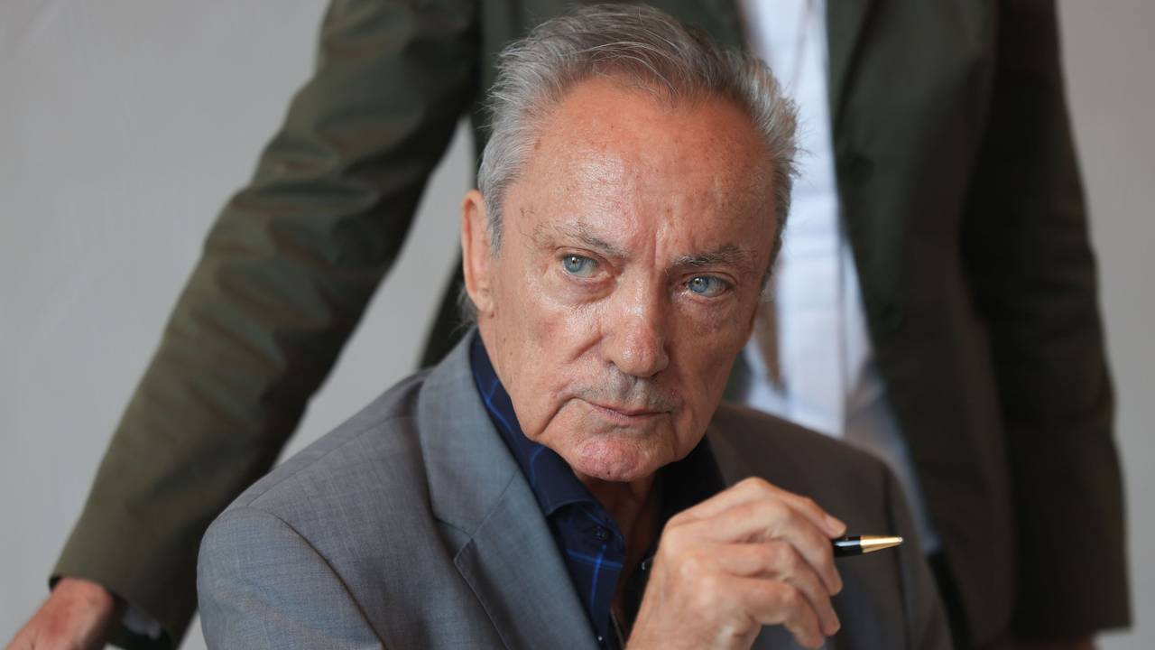 Der Schauspieler Udo Kier spricht bei einem Empfang der Stadt Köln.