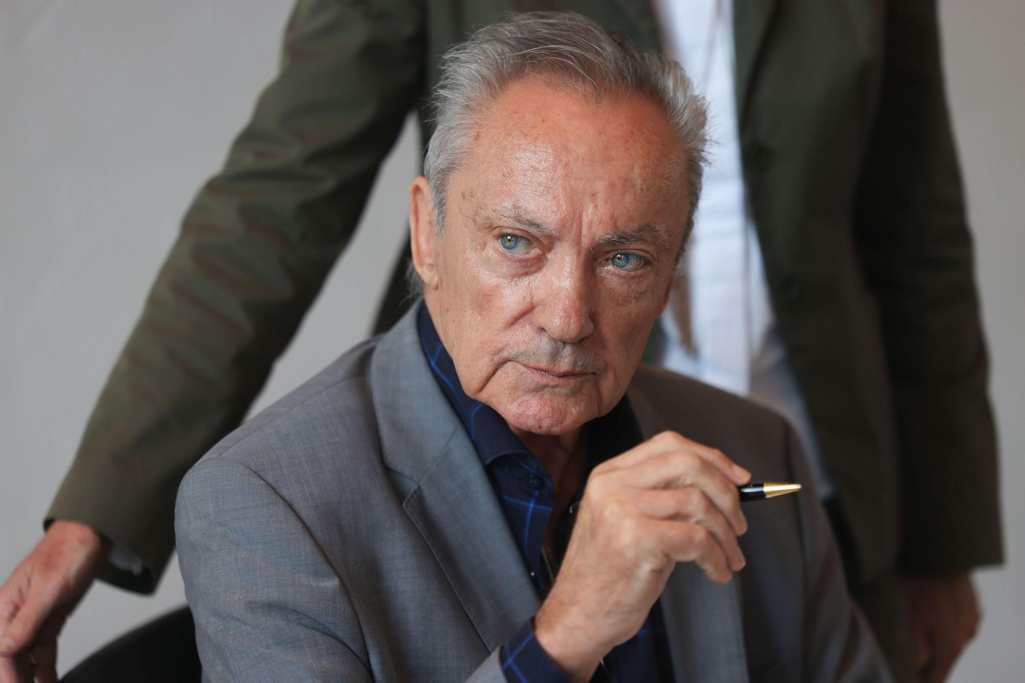 Der Schauspieler Udo Kier spricht bei einem Empfang der Stadt Köln.