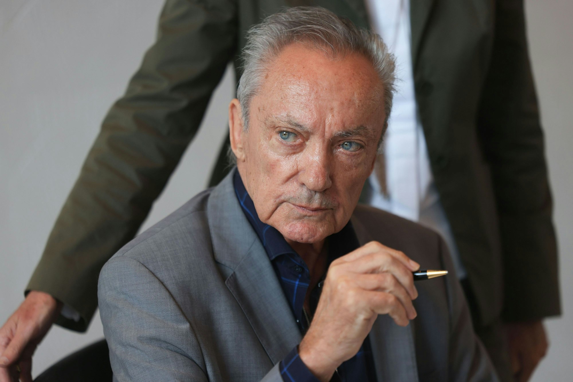 Der Schauspieler Udo Kier spricht bei einem Empfang der Stadt Köln.