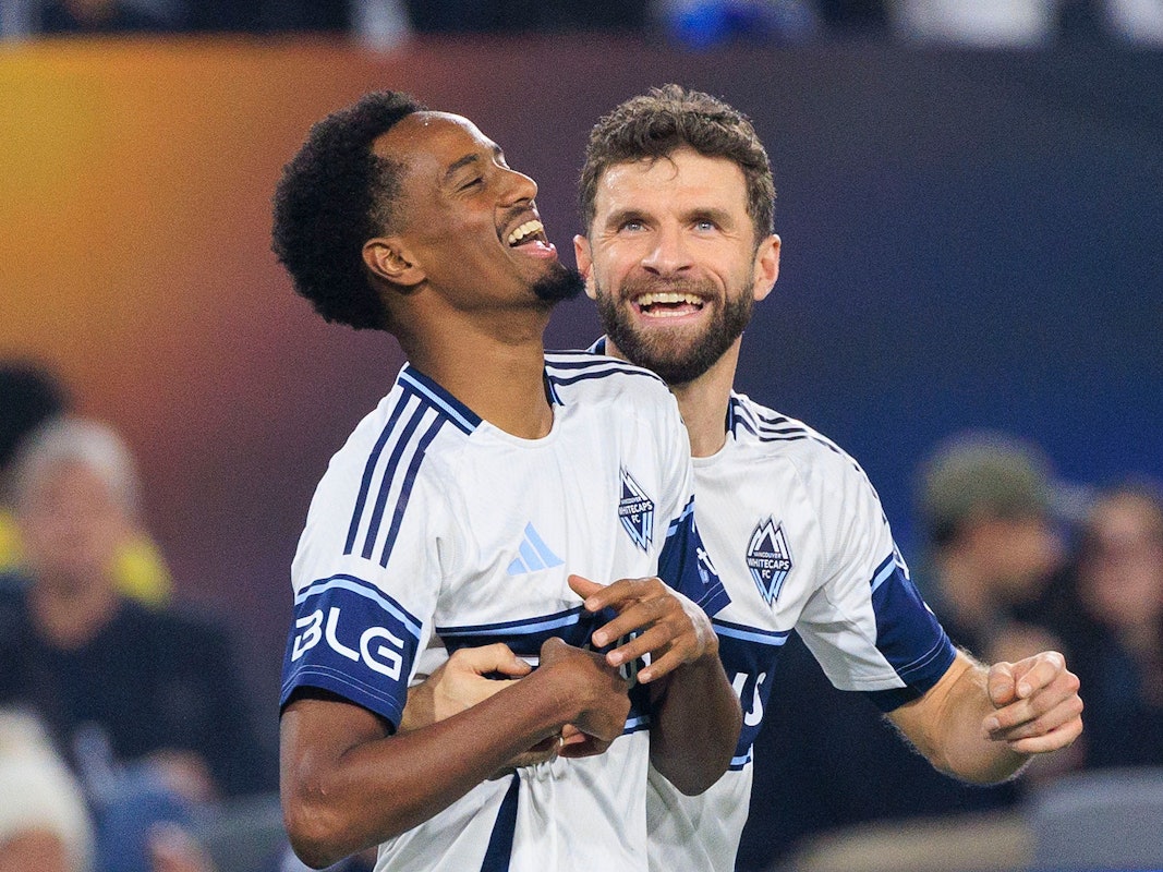 Thomas Müller (r.) jubelt mit Torschütze Ali Ahmed.