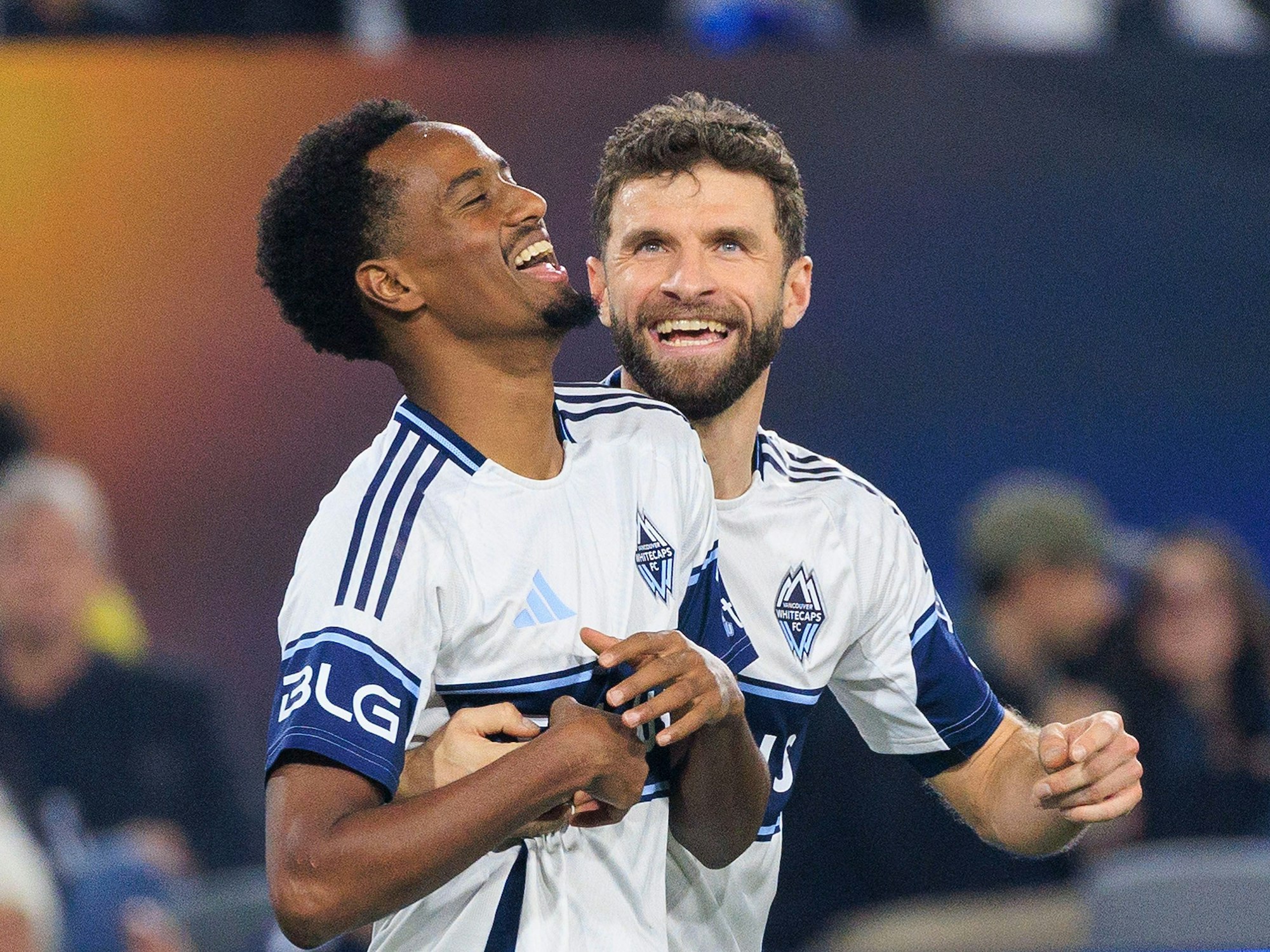 Thomas Müller (r.) jubelt mit Torschütze Ali Ahmed.