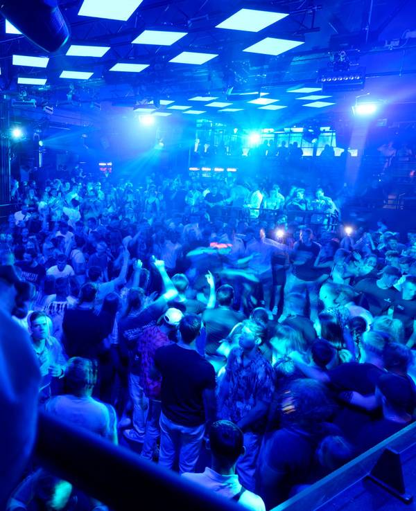 Gäste drängen sich auf einer der Tanzflächen im Kölner Club "Bootshaus".