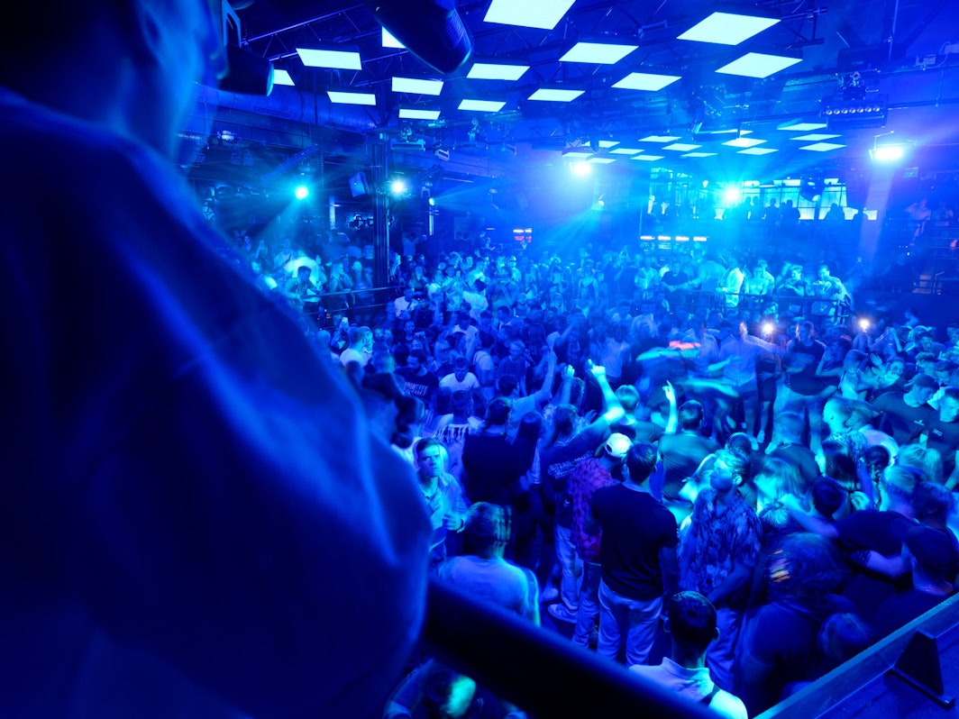 Gäste drängen sich auf einer der Tanzflächen im Kölner Club "Bootshaus".
