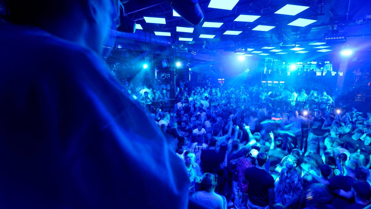 Gäste drängen sich auf einer der Tanzflächen im Kölner Club "Bootshaus".