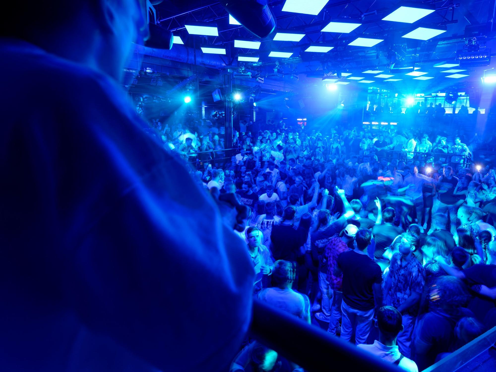 Gäste drängen sich auf einer der Tanzflächen im Kölner Club "Bootshaus".