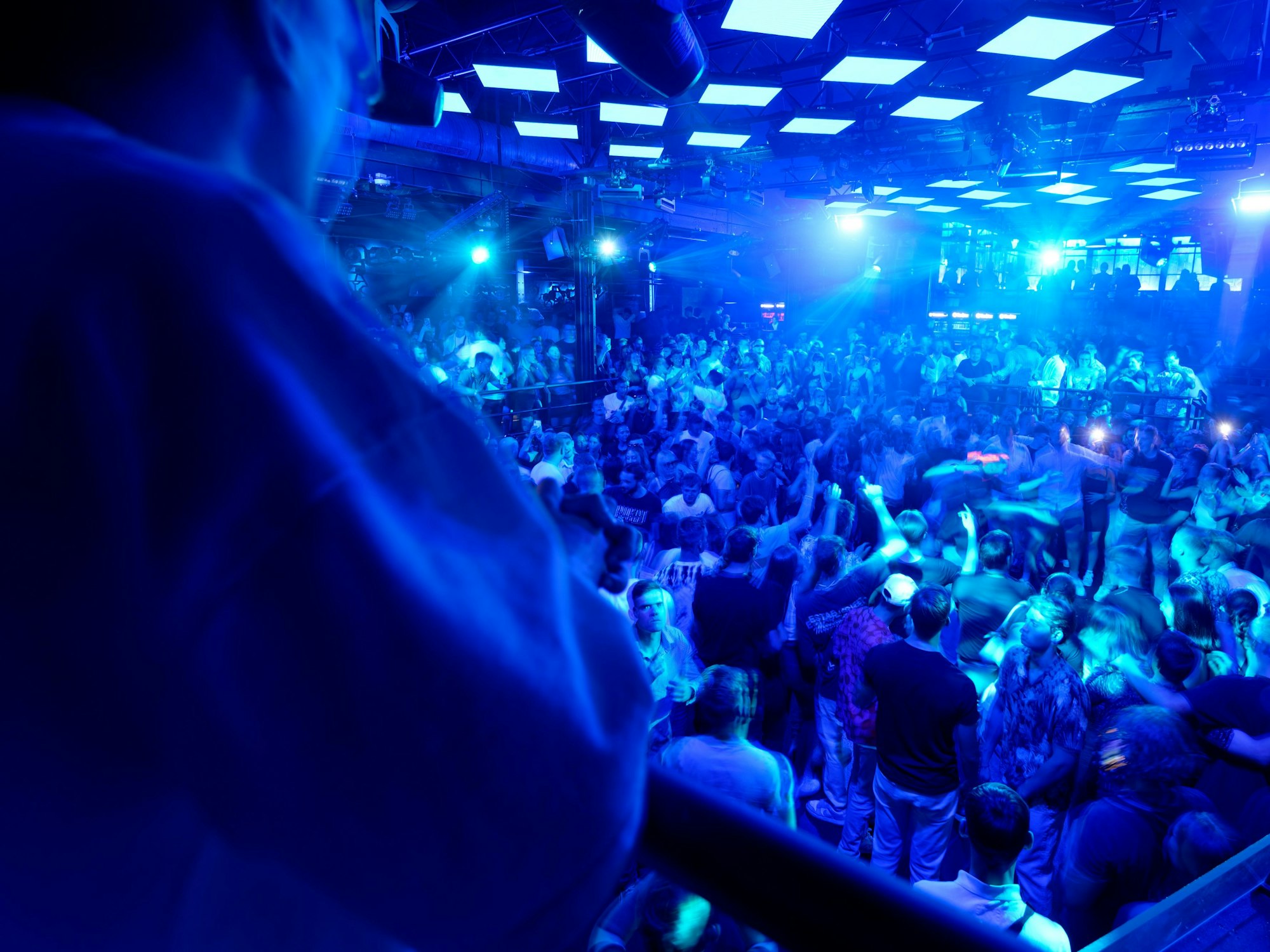 Gäste drängen sich auf einer der Tanzflächen im Kölner Club "Bootshaus".