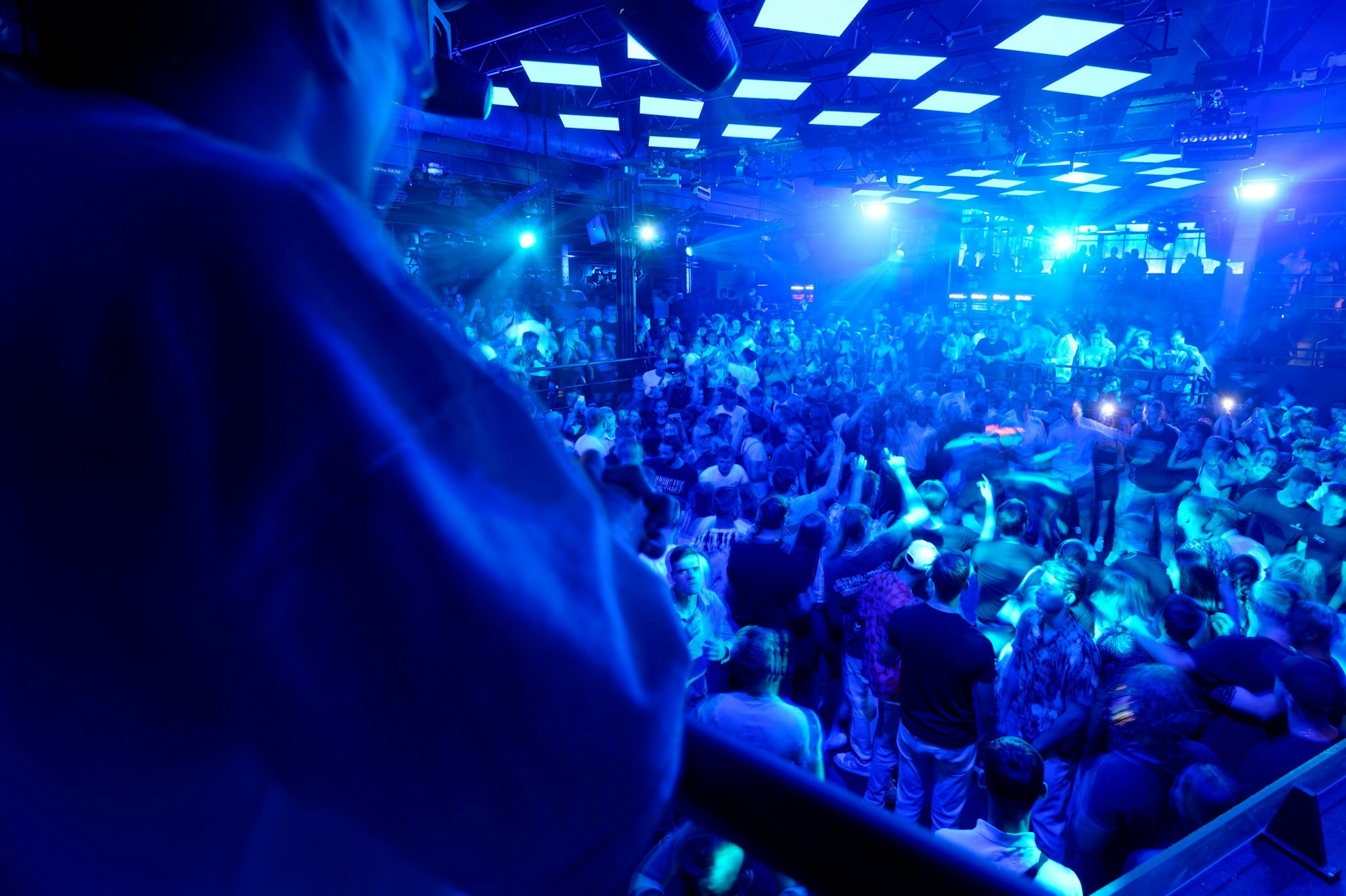 Gäste drängen sich auf einer der Tanzflächen im Kölner Club „Bootshaus“.