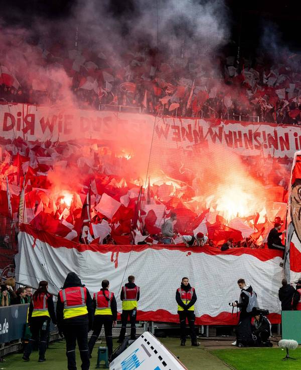 Einige Kölner Fans zündeten am Samstag in Bremen auch Pyrotechnik – insgesamt blieb es weitestgehend friedlich am 29. November 2025.
