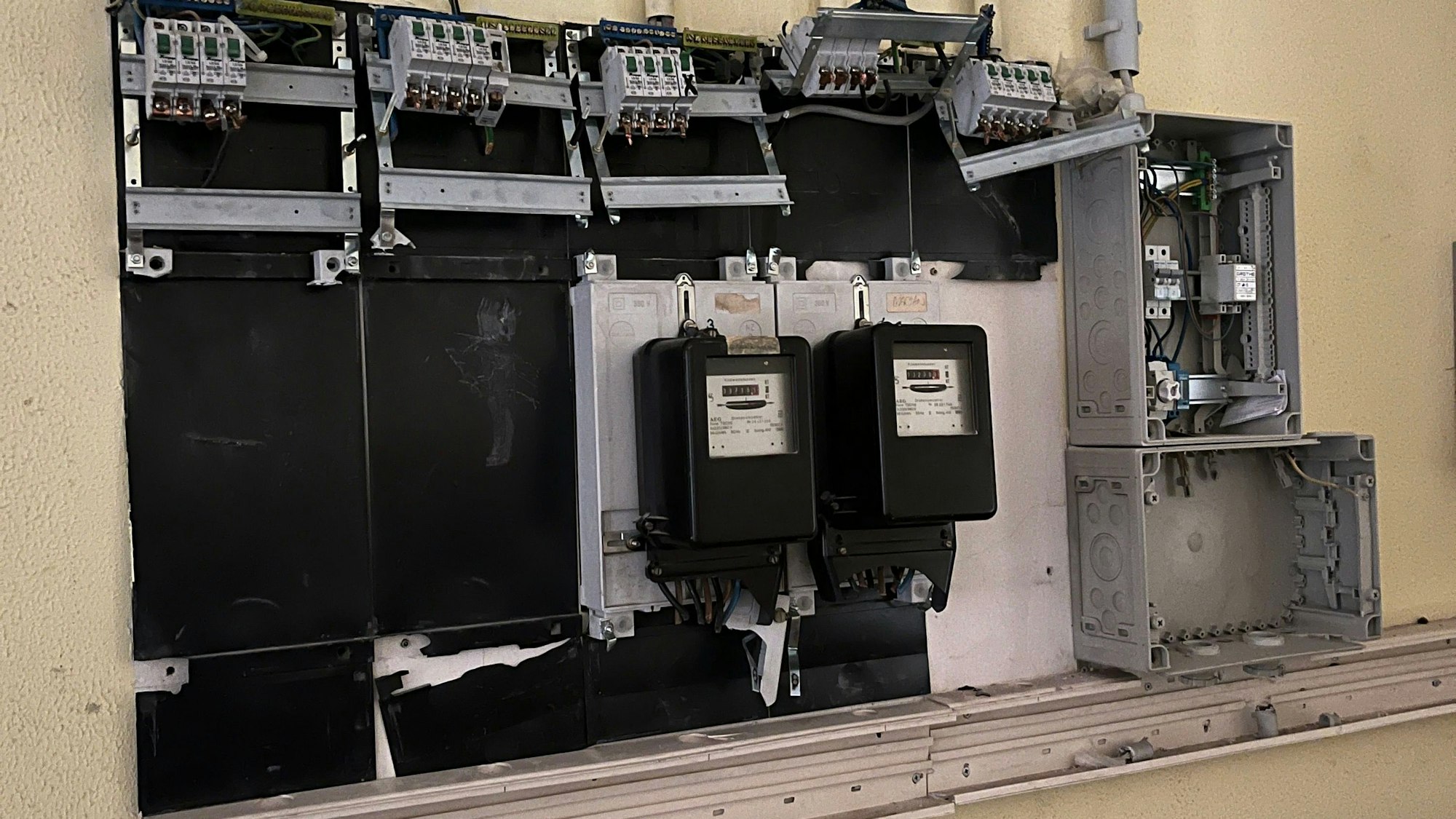 Ein zerstörter Stromkasten