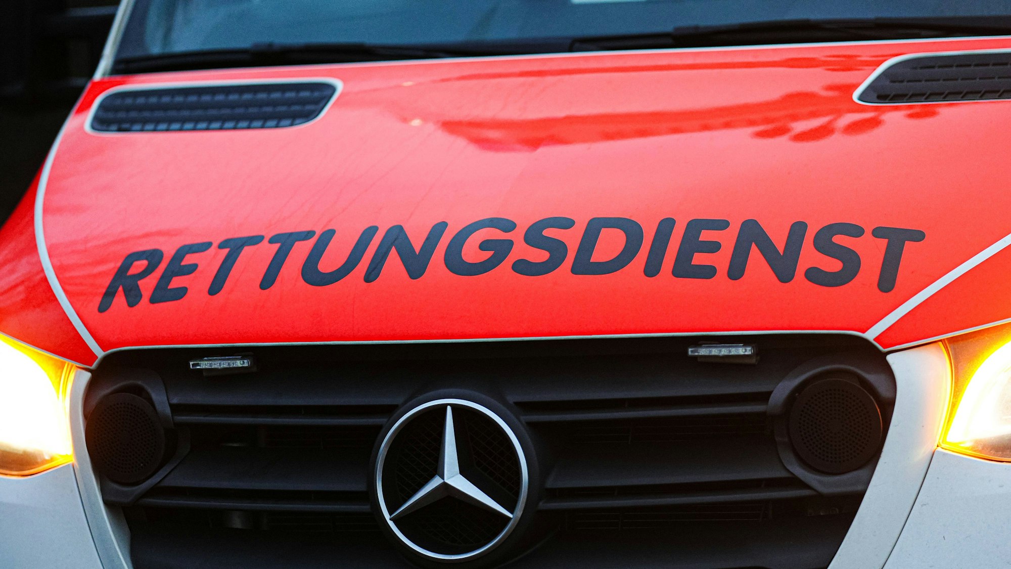 Symbolfoto: Rettungswagen mit Aufschrift Rettungsdienst