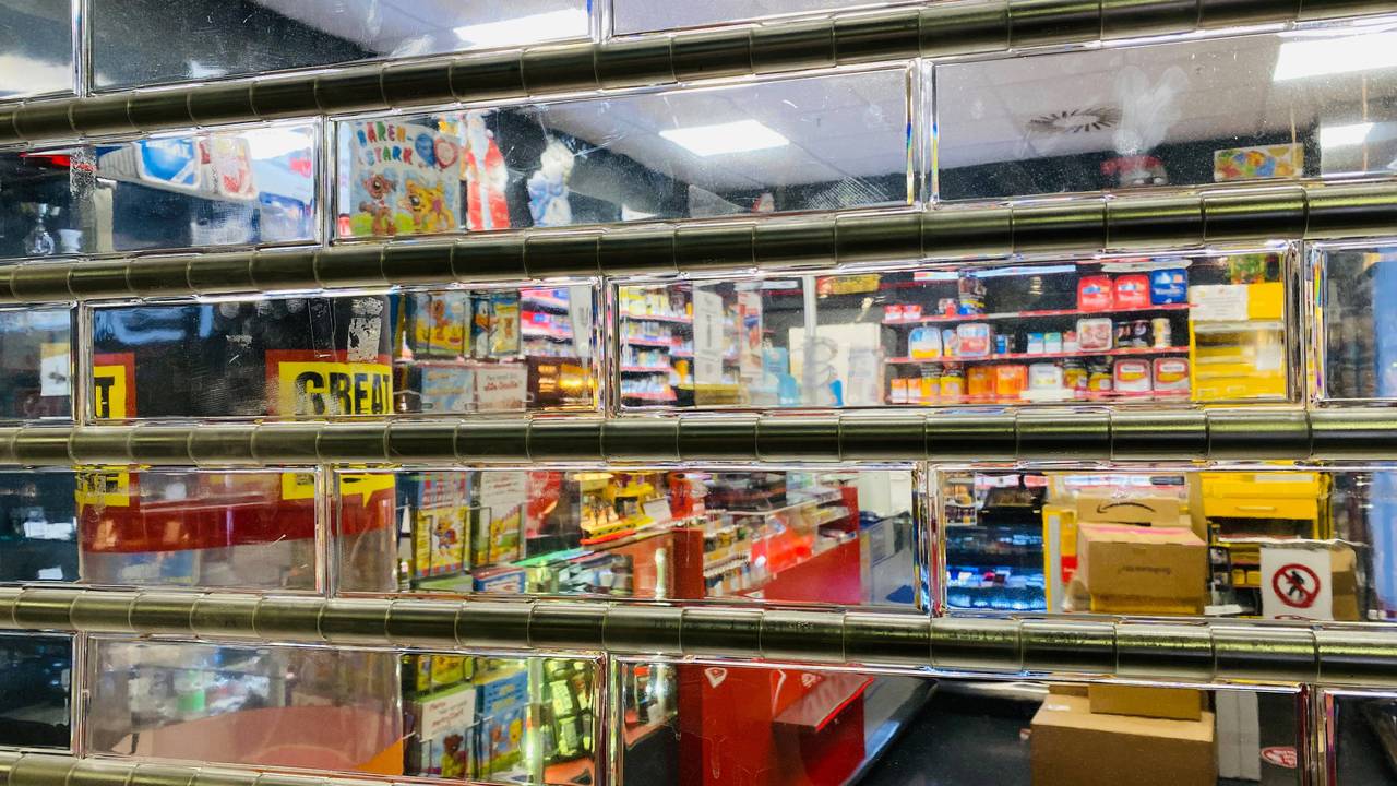 Bei einem nächtlichen Überfall auf einen Kiosk verletzen zwei Täter den Betreiber schwer mit einer Machete (Symbolbild).