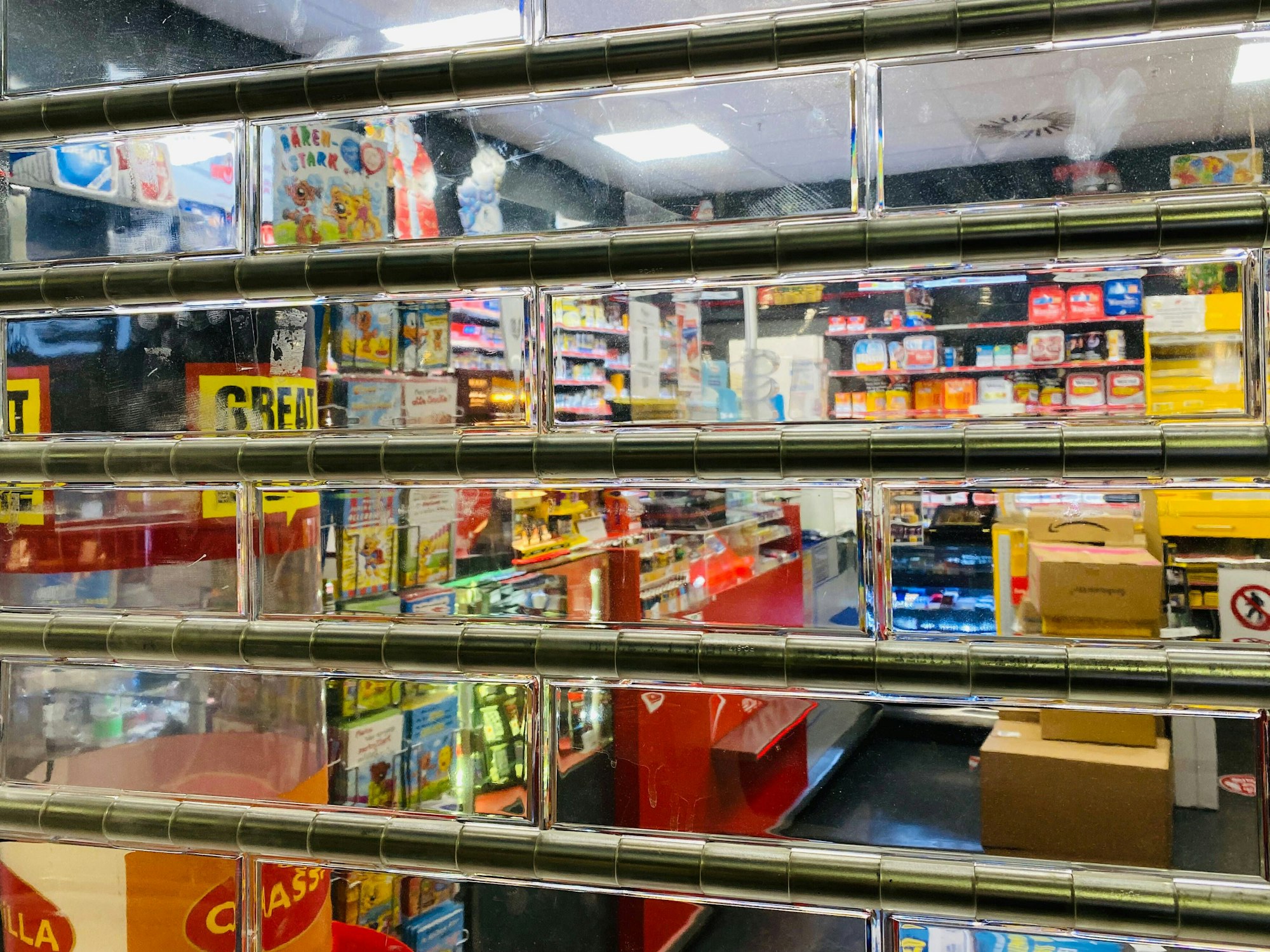 Bei einem nächtlichen Überfall auf einen Kiosk verletzen zwei Täter den Betreiber schwer mit einer Machete (Symbolbild).