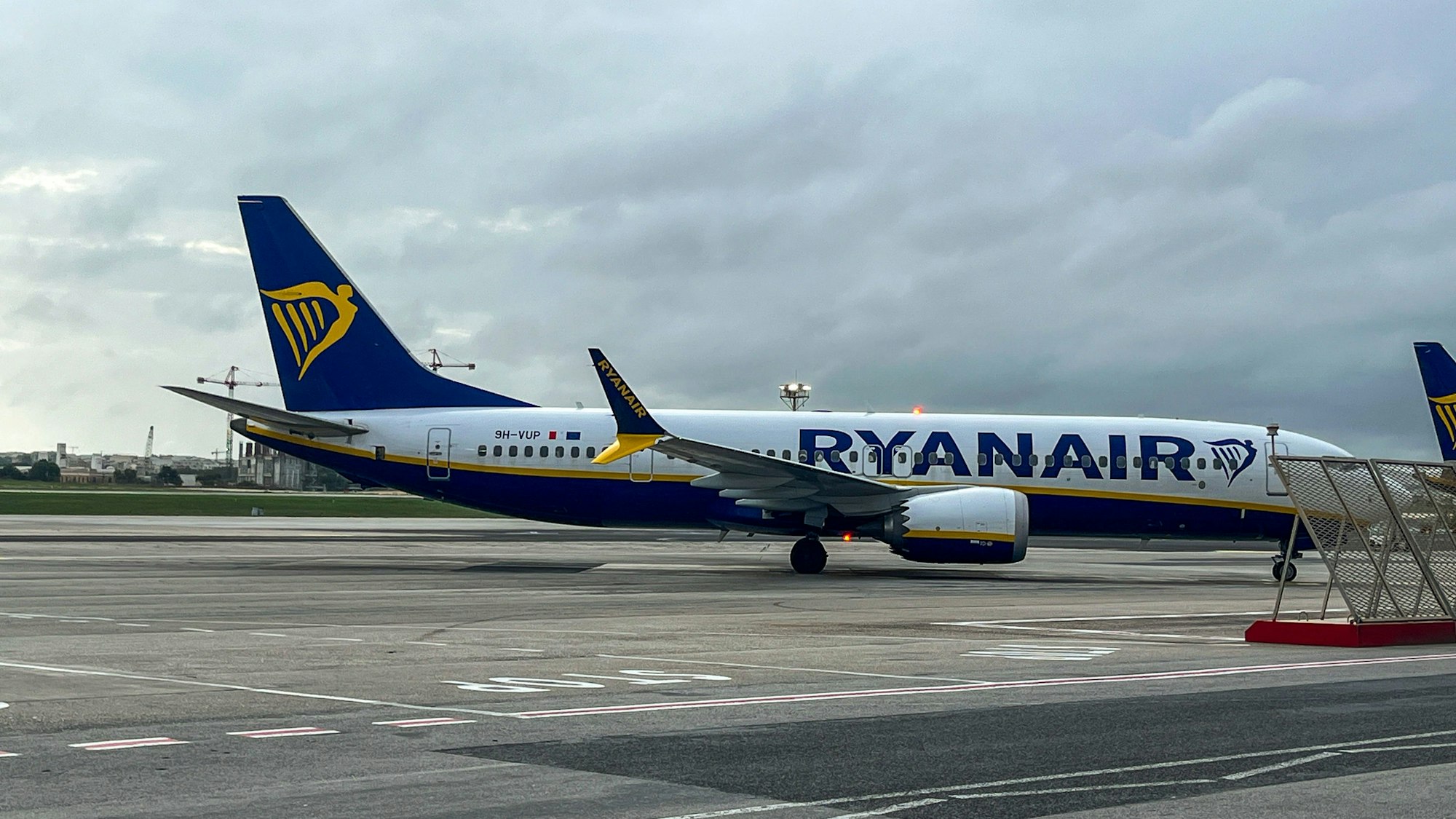 Ryanair Flugzeug am Flughafen mit Kennzeichen 9H-VUP unter bewölktem Himmel