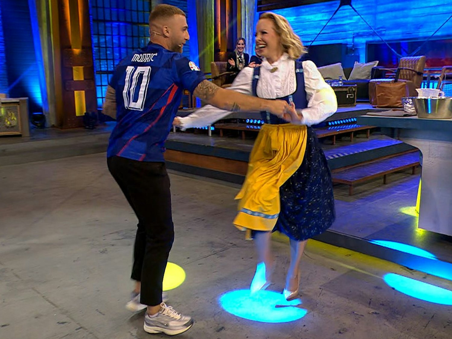 Weil Steffen Henssler den Tanz mit Isabel Evardsson partout verweigerte, musste Filip Pavlović ran - und tat es gerne und gut. (Bild: RTL)