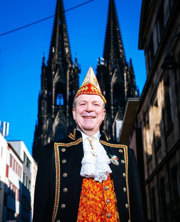 Christoph Kuckelkorn steht vor dem Kölner Dom.