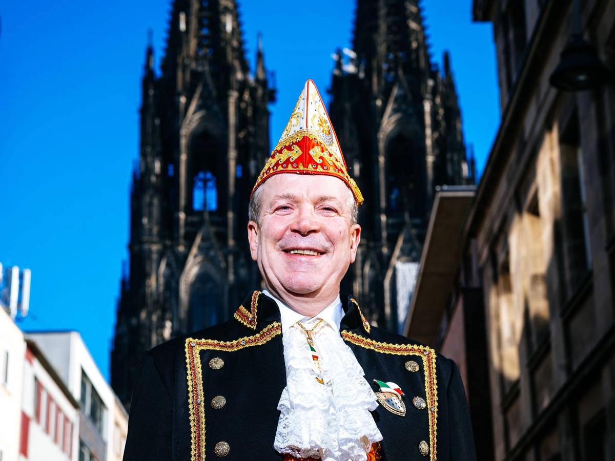 Christoph Kuckelkorn steht vor dem Kölner Dom.