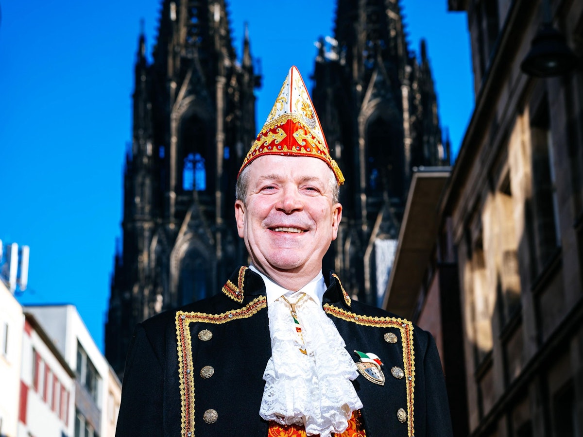 Christoph Kuckelkorn steht vor dem Kölner Dom.