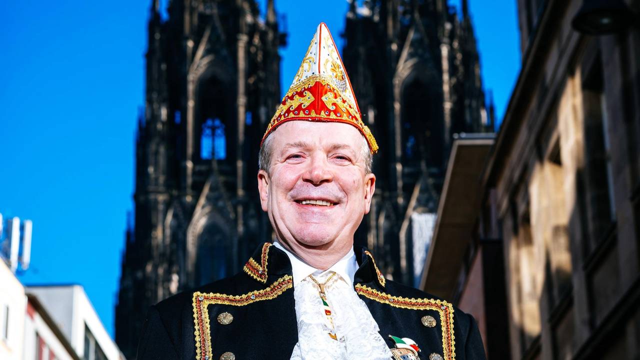 Christoph Kuckelkorn steht vor dem Kölner Dom.