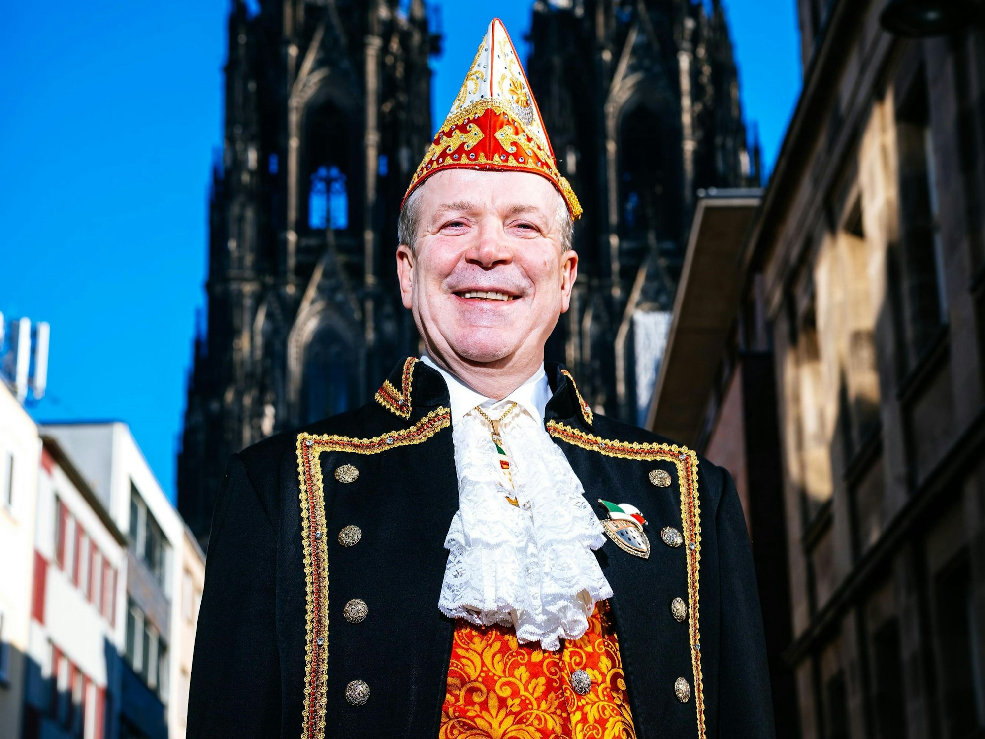 Christoph Kuckelkorn steht vor dem Kölner Dom.