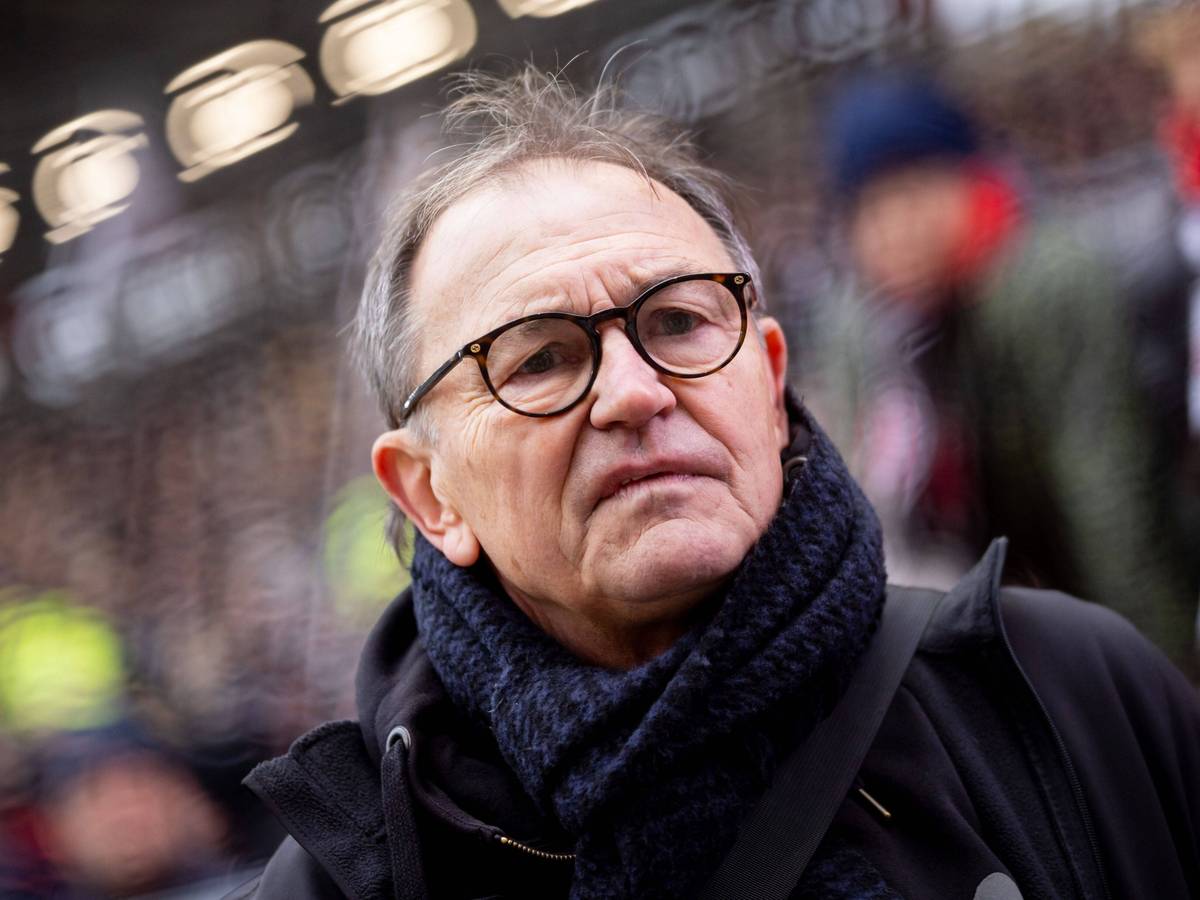 Ewald Lienen mit Brille und Schal.