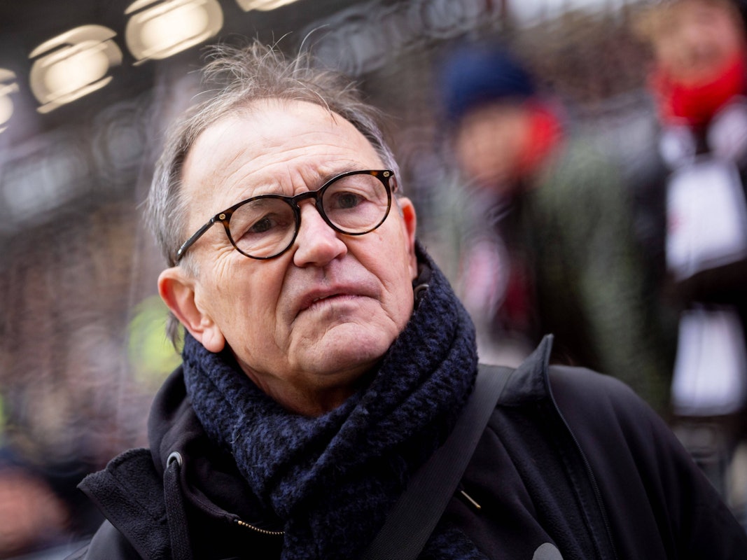 Ewald Lienen mit Brille und Schal.