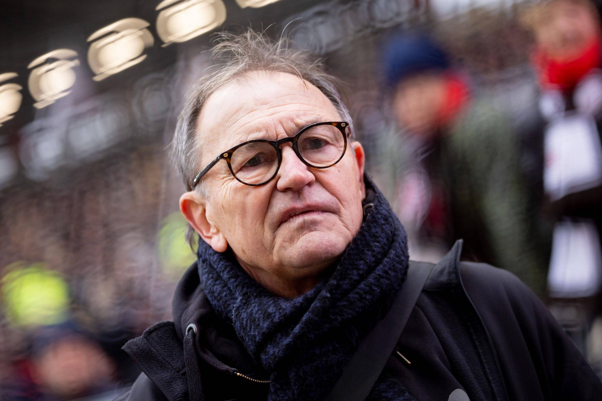 Ewald Lienen mit Brille und Schal.