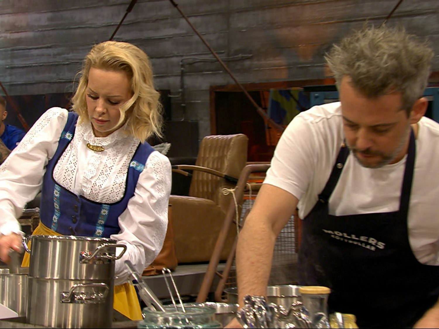 Team Schweden mit Isabel Edvardsson und Henrik Möller gewann mit „Köttbullar mit Kartoffelstampf, Gurkensalat und Preiselbeeren“ einstimmig gegen Henssler. (Bild: RTL)