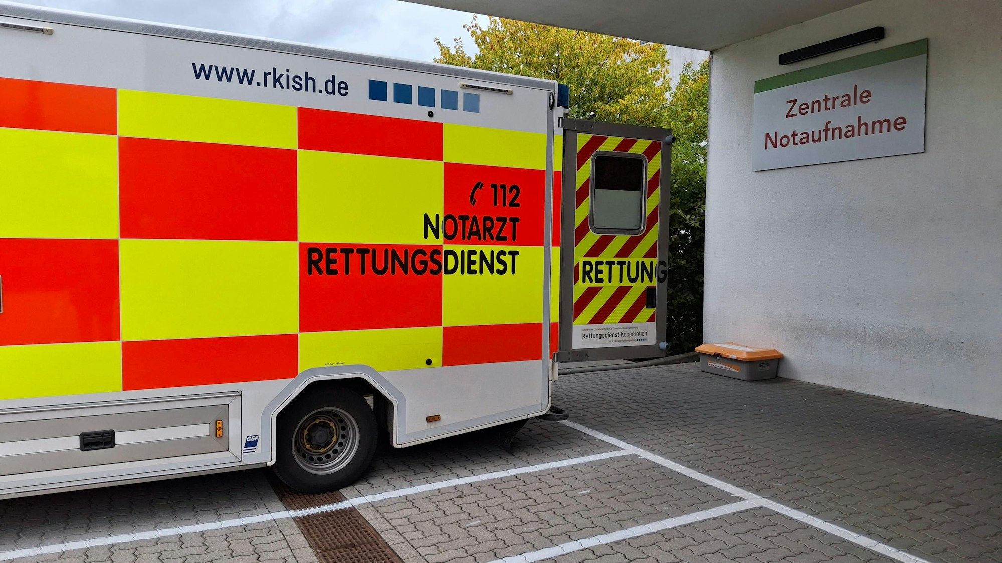 Rettungswagen der RKISH Rettungsdienst Kooperation vor dem Eingang einer Zentralen Notaufnahme