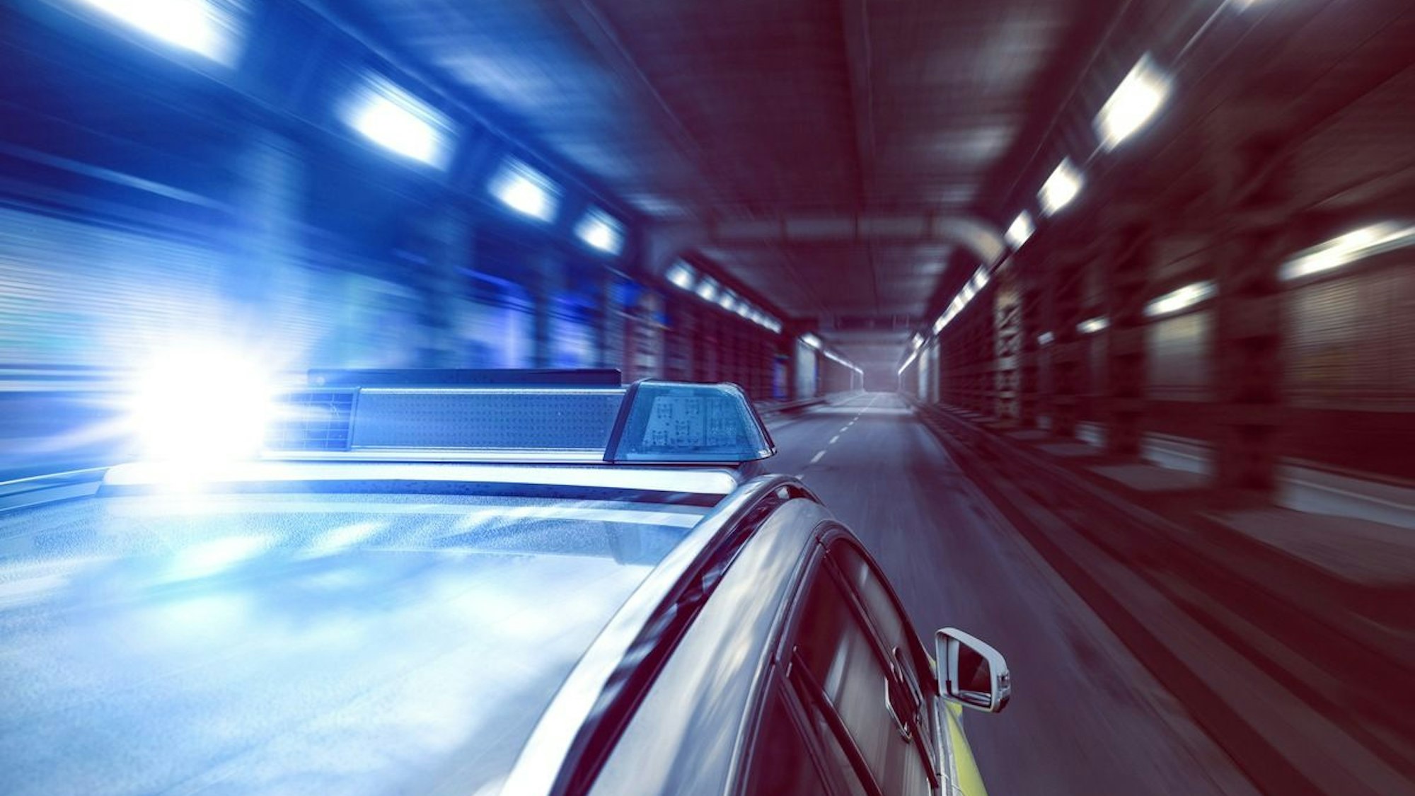 Symbolbild eines Polizeiwagens bei einer Verfolgungsjagd.