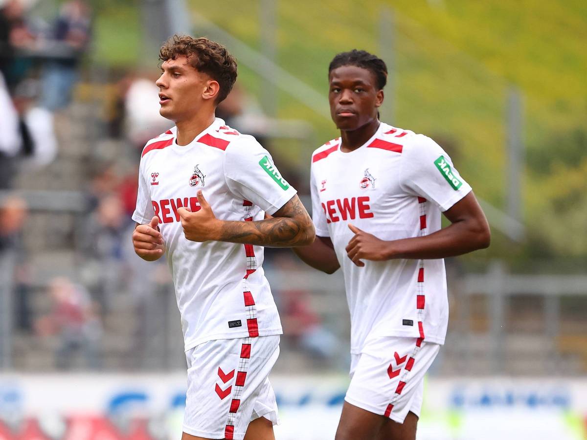 Von links: Julian Pauli und Elias Bakatukanda im Trikot des 1. FC Köln.