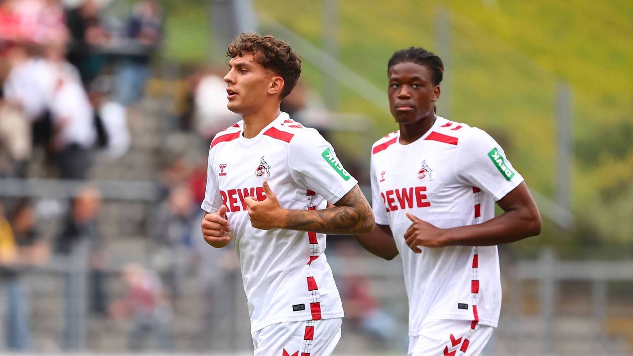 Von links: Julian Pauli und Elias Bakatukanda im Trikot des 1. FC Köln.